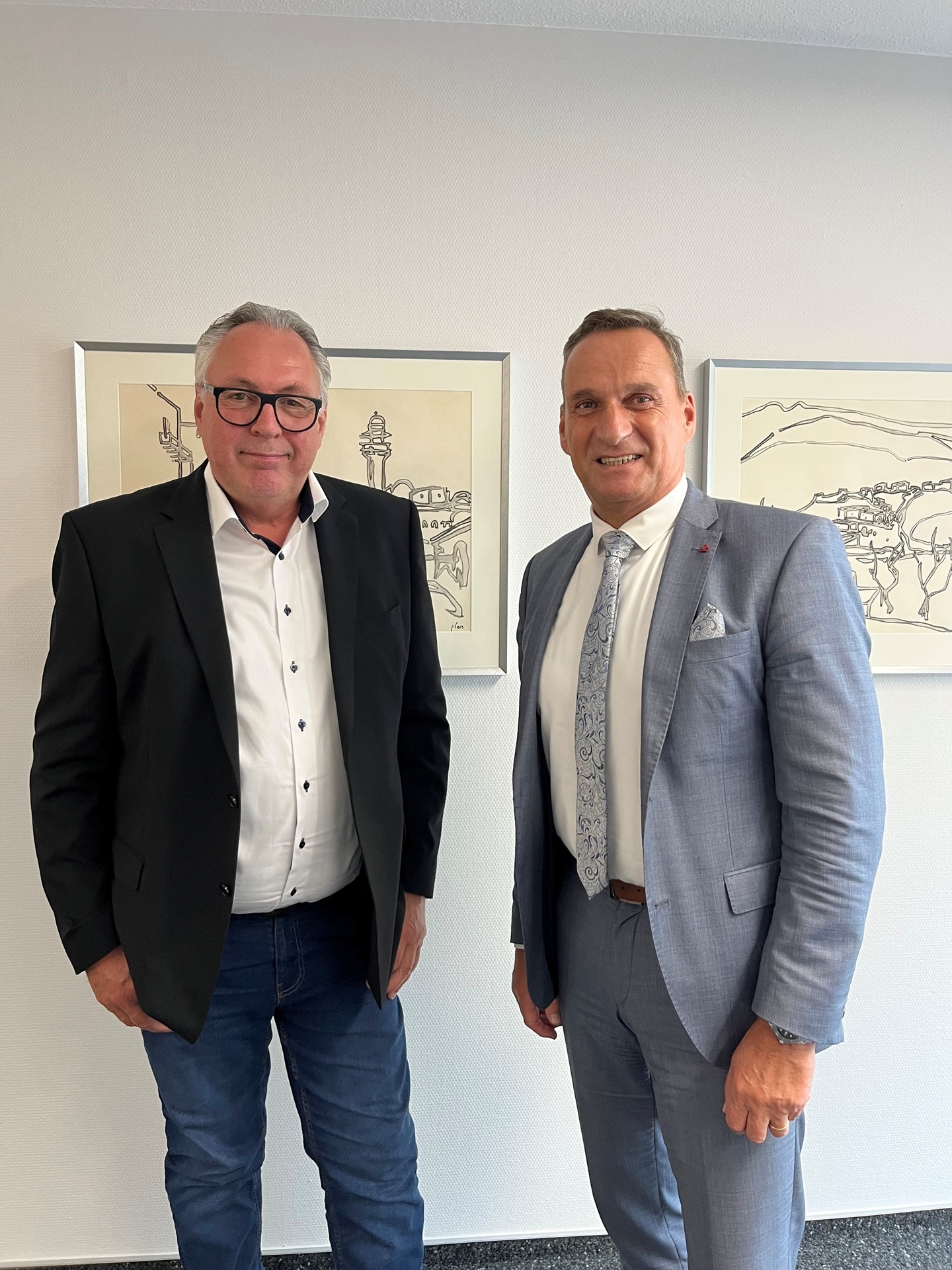 Bürgermeister Joachim Rodenkirch (l.) verabschiedet Werkleiter Lothar Schaefer in den Ruhestand.