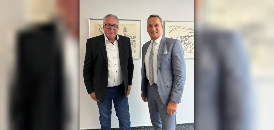 Bürgermeister Joachim Rodenkirch (l.) verabschiedet Werkleiter Lothar Schaefer in den Ruhestand.