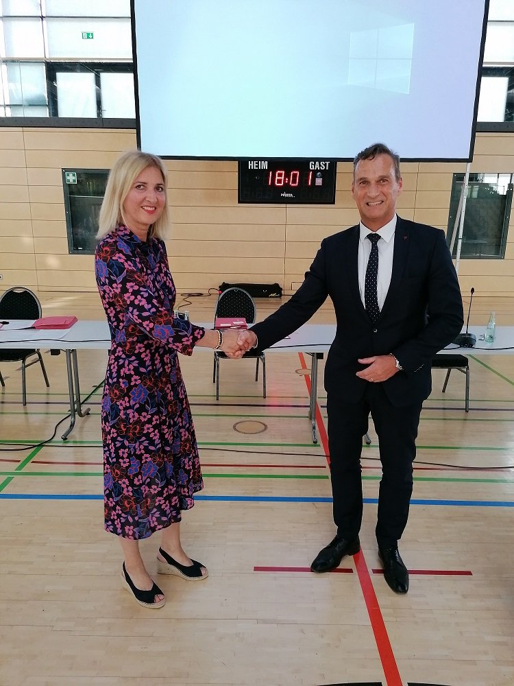  Bürgermeister Rodenkirch verpflichtet Alexa Spielmann-Sips als Ratsmitglied. 