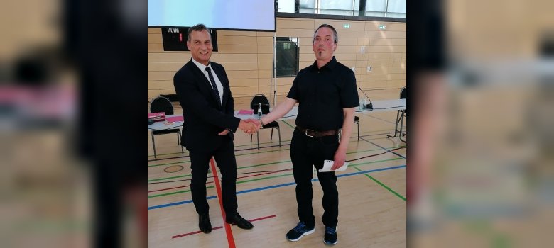 Bürgermeister Rodenkirch verpflichtet Thomas Nummer als Ratsmitglied. 