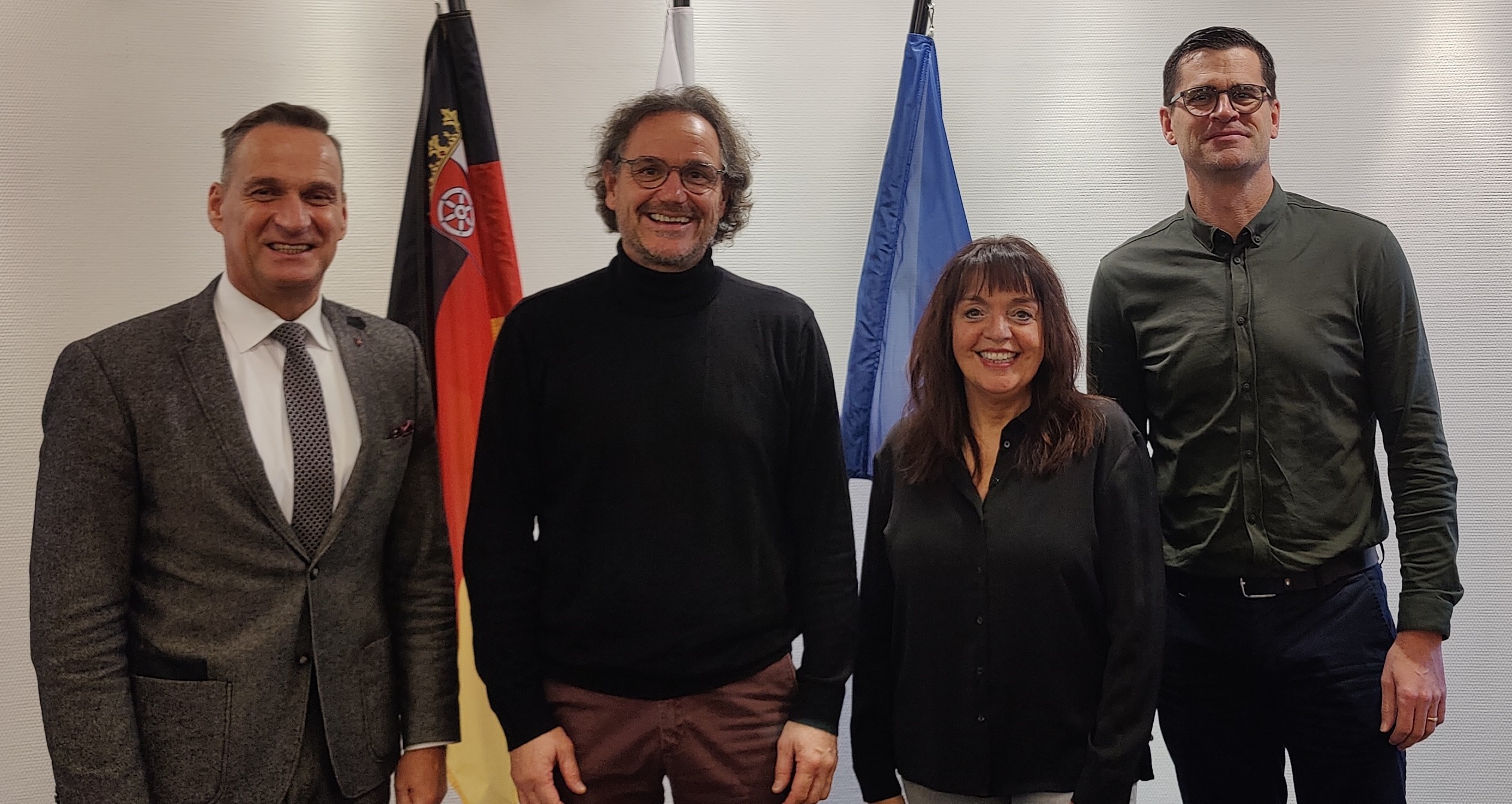 Bürgermeister Joachim Rodenkirch heißt den neuen Mitarbeiter Andre Rieder (2.v.l.) gemeinsam mit Sachgebietsleiter Michael Schmitt (r.) und der Personalratsvorsitzenden Christiane Schmitz-Hayer herzlich willkommen 