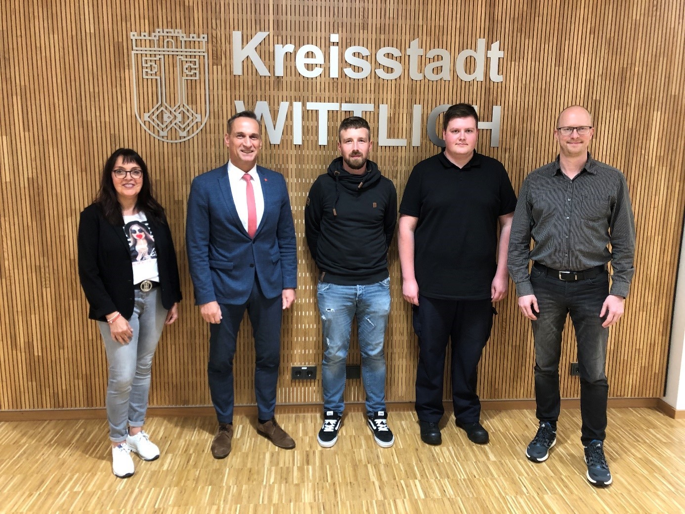 Bürgermeister Joachim Rodenkirch begrüßte die neuen Kollegen Philipp Kochan (3. v. r.) und Robin Wirtz (2. v.r.) und wünschte ihnen für ihre künftigen Aufgaben viel Erfolg. Den Glückwünschen schlossen sich die Personalratsvorsitzende Christiane Schmitz-Hayer (1. v. l.) sowie der Fachbereichsleiter I Jan Mußweiler (1. v. r.) gerne an.