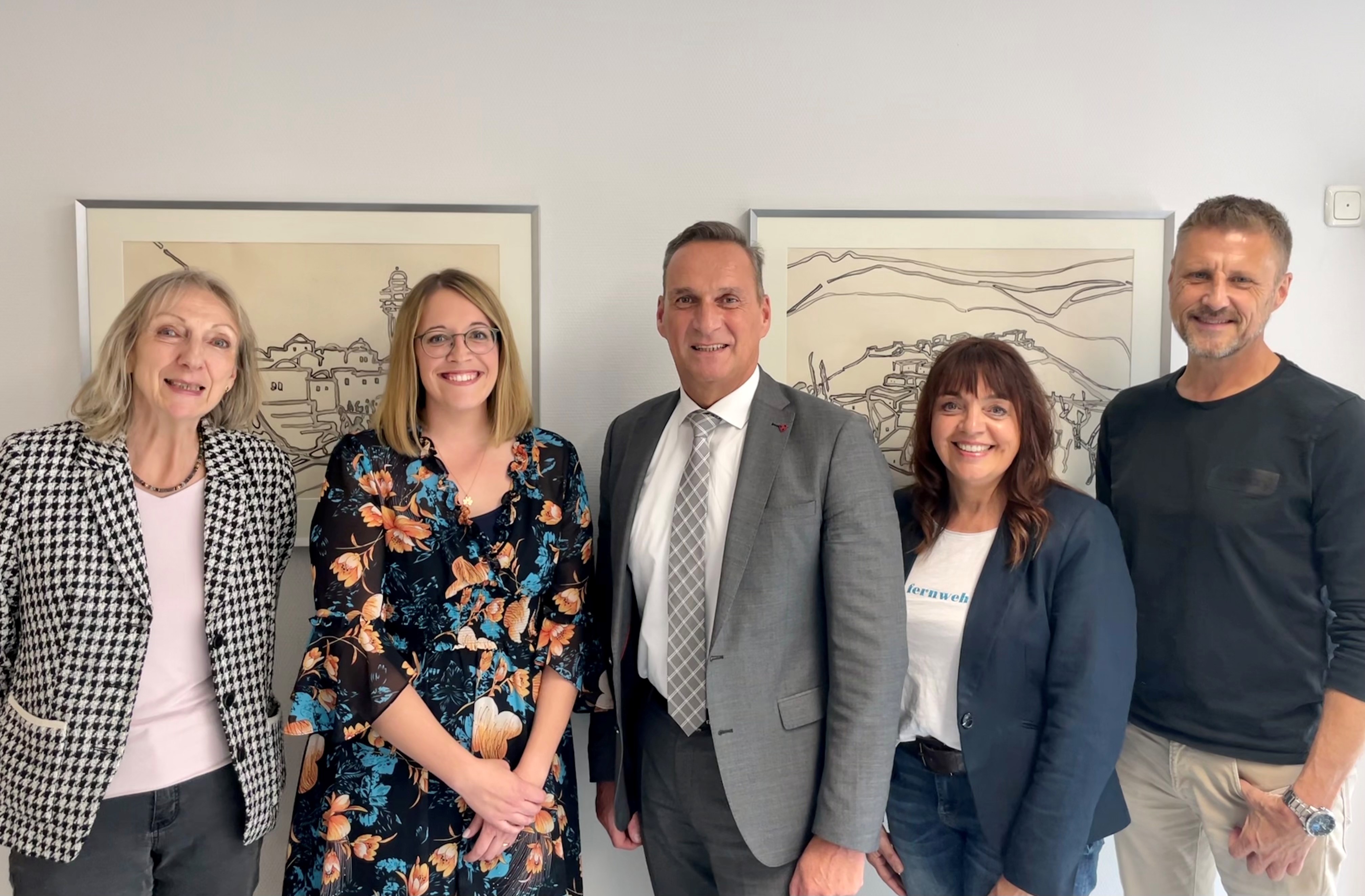 Bürgermeister Joachim Rodenkirch begrüßt die neue Kollegin Kathrin Schmitt (2. v. l.) und wünschte ihr für ihre künftigen Aufgaben viel Erfolg. Den Glückwünschen schloss sich der Fachbereichsleiter Rainer Wener (1. v. r.), die Leiterin der Stadtbücherei Elke Scheid (1. v. l.) sowie die Personalratsvorsitzende Christiane Schmitz-Hayer (2. v. r.) gerne an. 