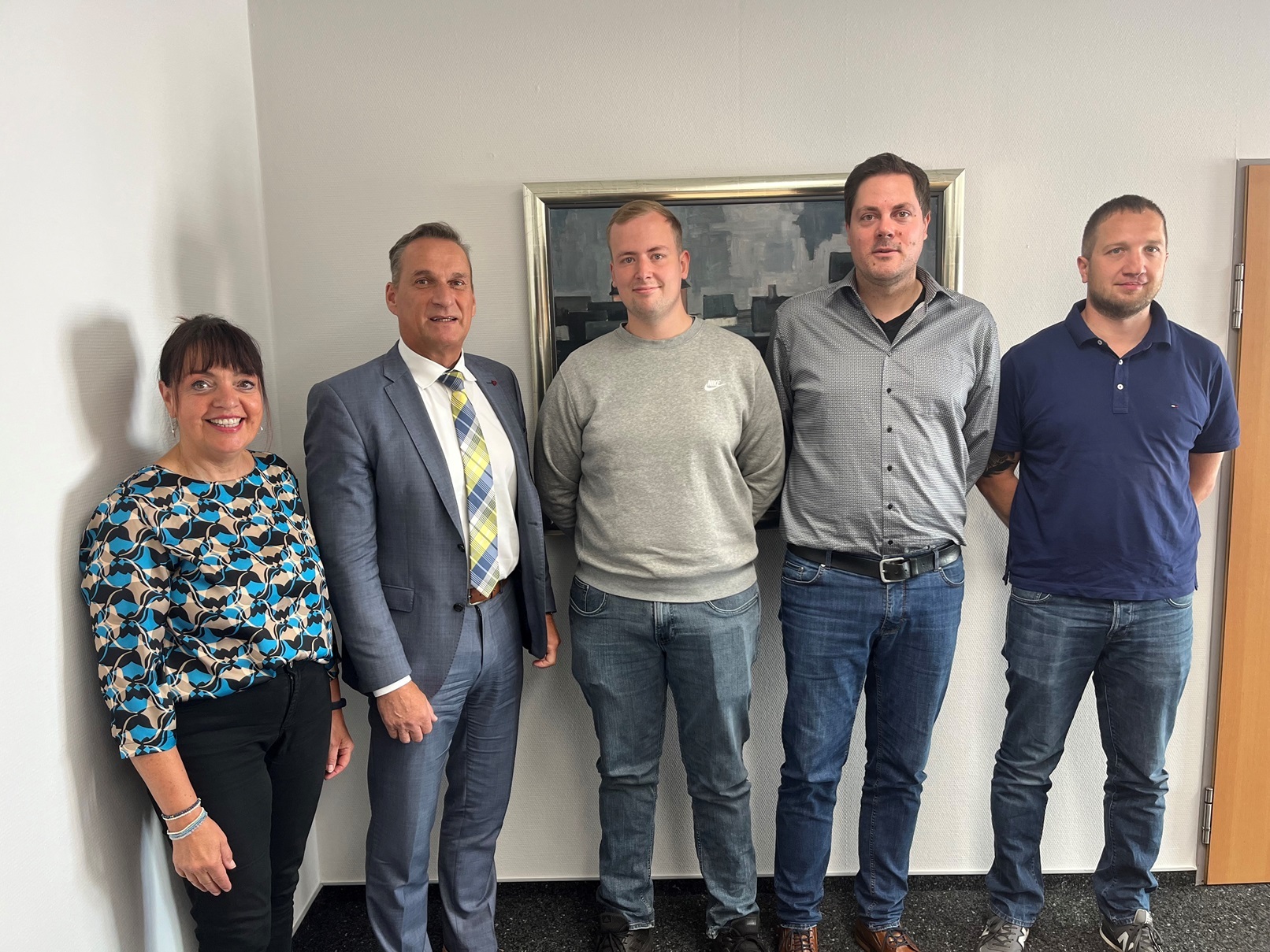 Das Foto zeigt Philipp Schenk bei der Begrüßung durch Bürgermeister Rodenkirch. Schenk ist bei den Stadtwerken als Elektroniker für Betriebstechnik eingesetzt.