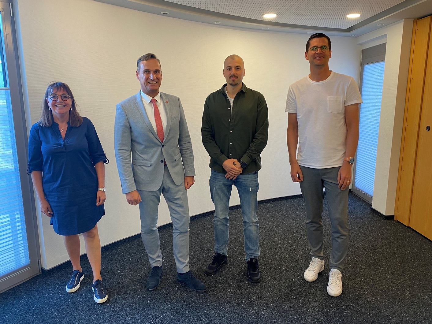 Bürgermeister Joachim Rodenkirch begrüßte den neuen Kollegen Sven Thiesen (2. v. r.) und wünschte ihm für seine künftigen Aufgaben viel Erfolg. Den Glückwünschen schlossen sich der Sachgebietsleiter Michael Schmitt (1. v. r.) sowie die Personalratsvorsitzende Christiane Schmitz-Hayer (1. v. l.) gerne an.