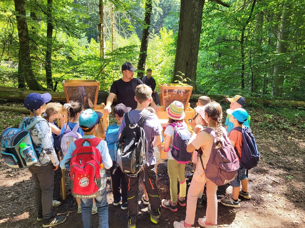 Andre Pelm, Forstwirt im Stadtwald Wittlich erklärt den Kindern die Bedeutung des Waldes für den Wasserhaushalt.