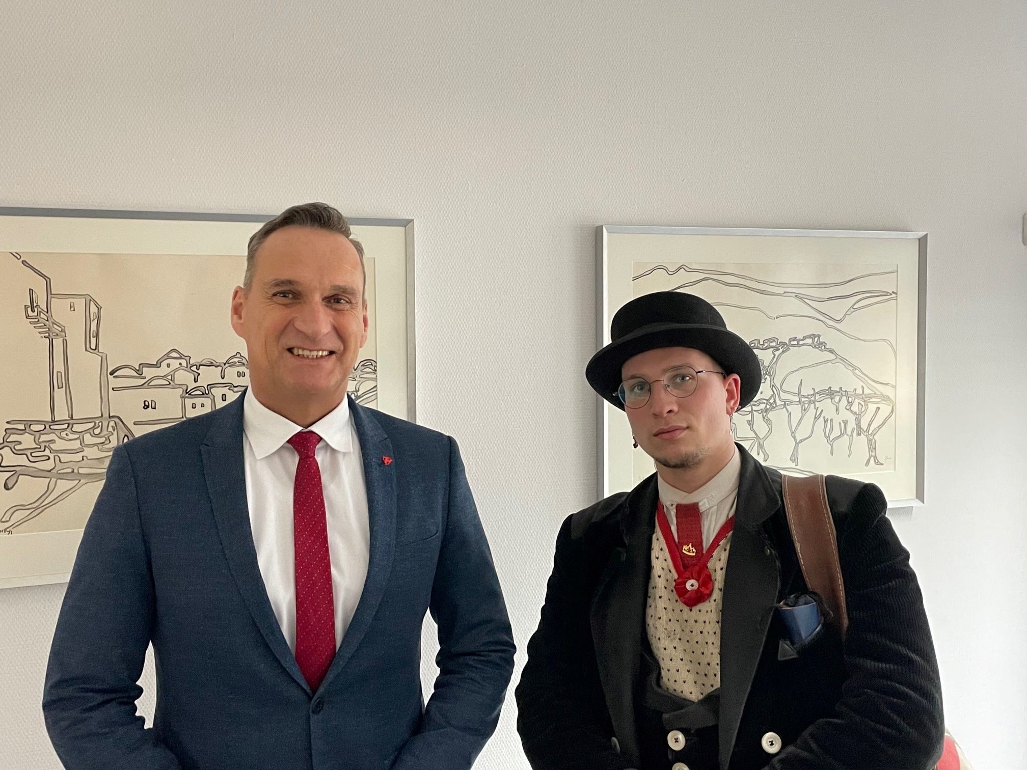 Bürgermeister Joachim Rodenkirch begrüßt den Zimmermanngesellen Paul Knahn auf seiner Wanderschaft im Rathaus.