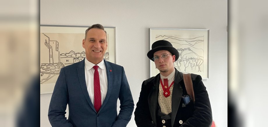 Bürgermeister Joachim Rodenkirch begrüßt den Zimmermanngesellen Paul Knahn auf seiner Wanderschaft im Rathaus.