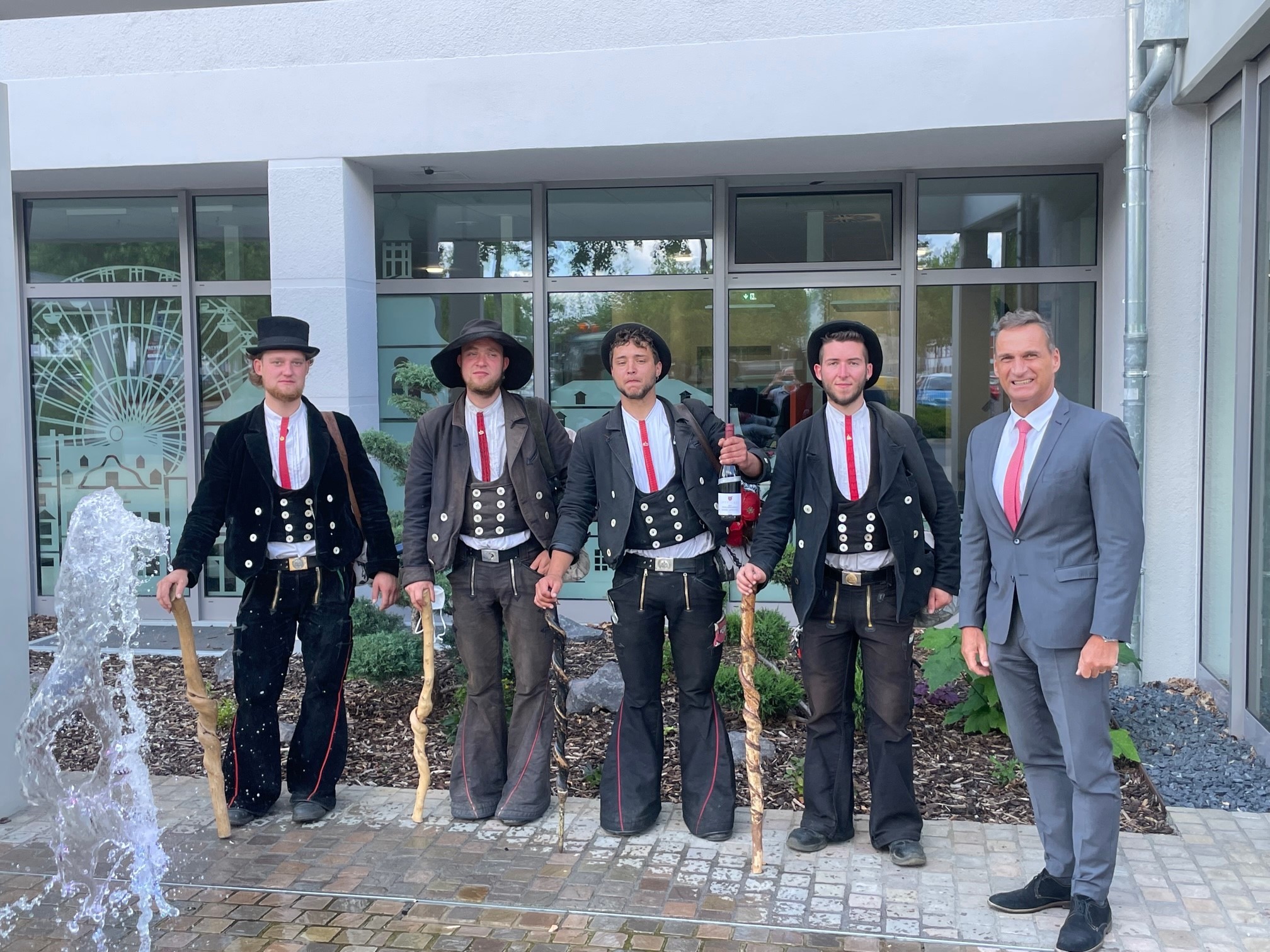 Bürgermeister Joachim Rodenkirch (rechts) begrüßt die Wandergesellen Leo Neumann, Anton Riedel, Julius Schipper und Lukas Hauer 