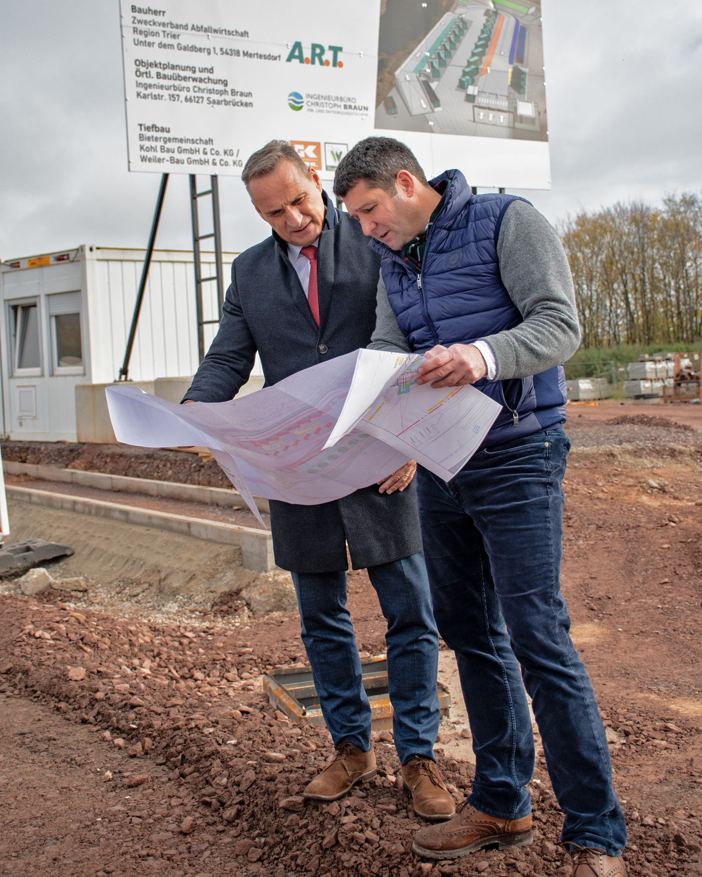 Bürgermeister Joachim Rodenkirch und Dr. Max Monzel bei der Ortsbegehung des neuen Wertstoffhof Wittlich.