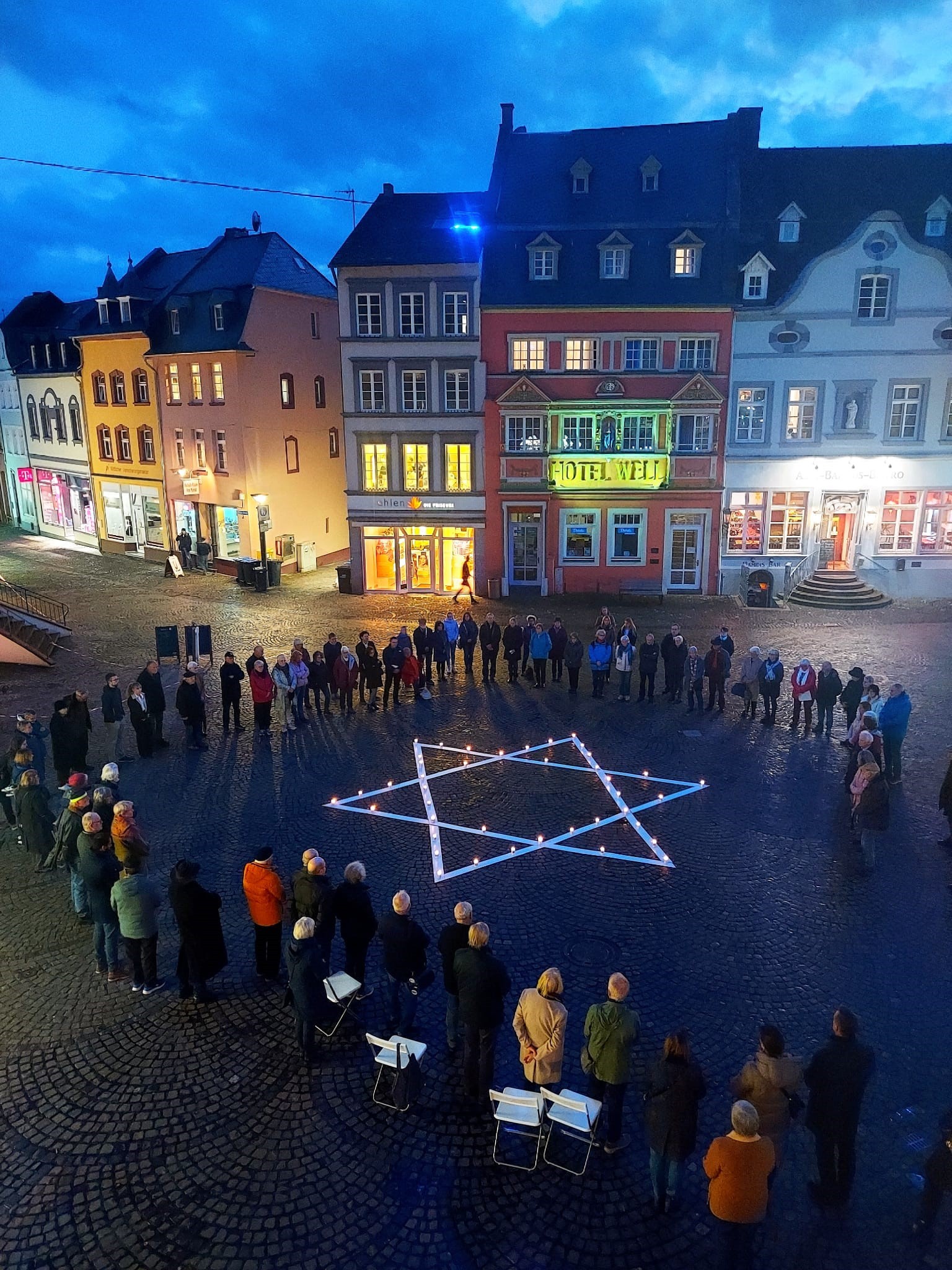 Rund 100 Personen nahmen an der diesjährigen Mahnwache auf dem Wittlicher Marktplatz am 9. November teil.