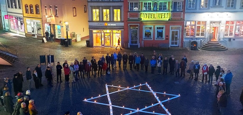 Rund 100 Personen nahmen an der diesjährigen Mahnwache auf dem Wittlicher Marktplatz am 9. November teil.