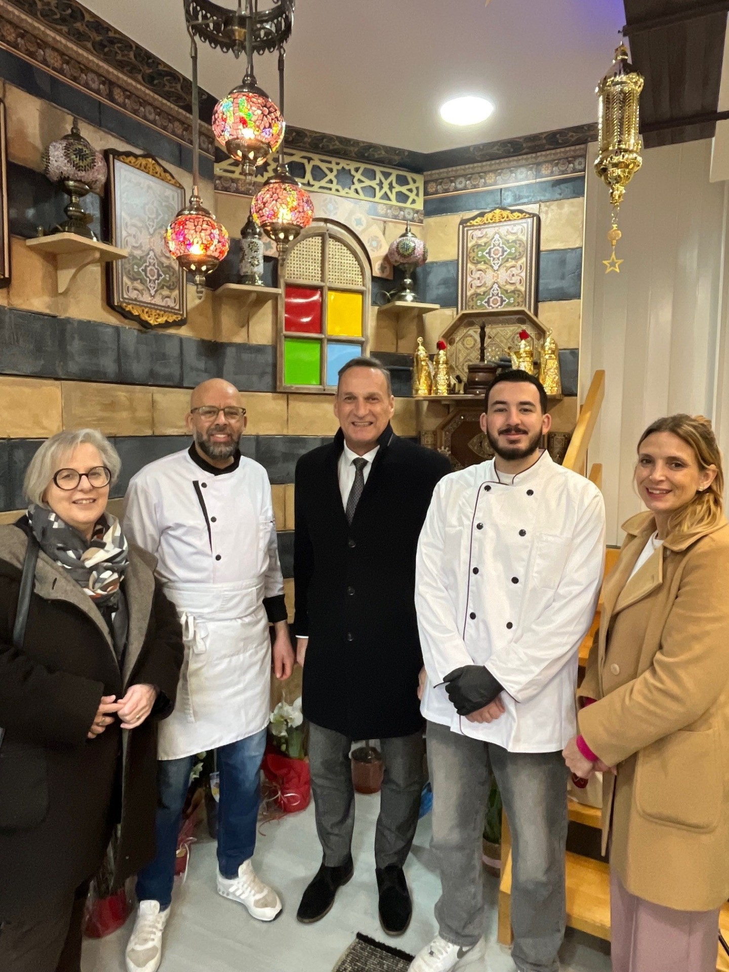 Das Foto zeigt Bürgermeister Rodenkirch mit der Vorsitzenden des Stadtmarketingvereins Claudia Jacoby bei der Eröffnung des Knafeh House.