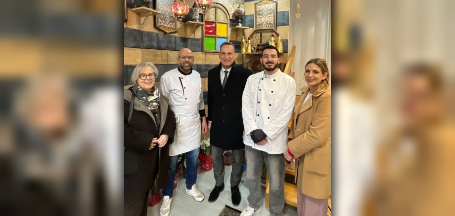Das Foto zeigt Bürgermeister Rodenkirch mit der Vorsitzenden des Stadtmarketingvereins Claudia Jacoby bei der Eröffnung des Knafeh House.