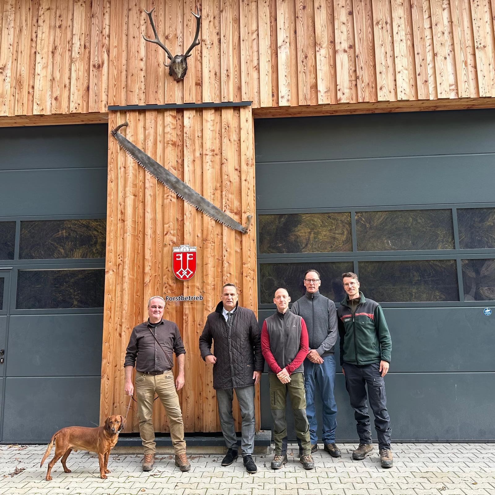 (v.l.n.r.) Revierförster Mario Sprünker, Bürgermeister Joachim Rodenkirch, die beiden Zertifizierer und Forstamtsleiter Maximilian Hauck.