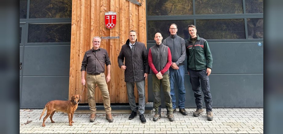 (v.l.n.r.) Revierförster Mario Sprünker, Bürgermeister Joachim Rodenkirch, die beiden Zertifizierer und Forstamtsleiter Maximilian Hauck.