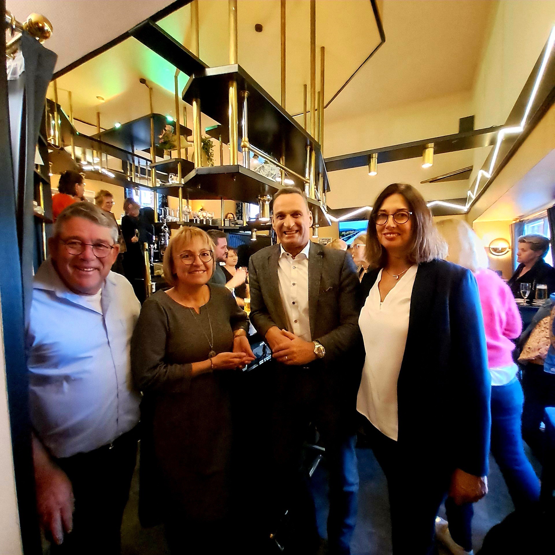 Das Foto zeigt Bürgermeister Rodenkirch mit seiner Ehefrau Theresia Rodenkirch und den Inhabern des Enigma Pia und Karl-Josef Simon bei der Neueröffnung.