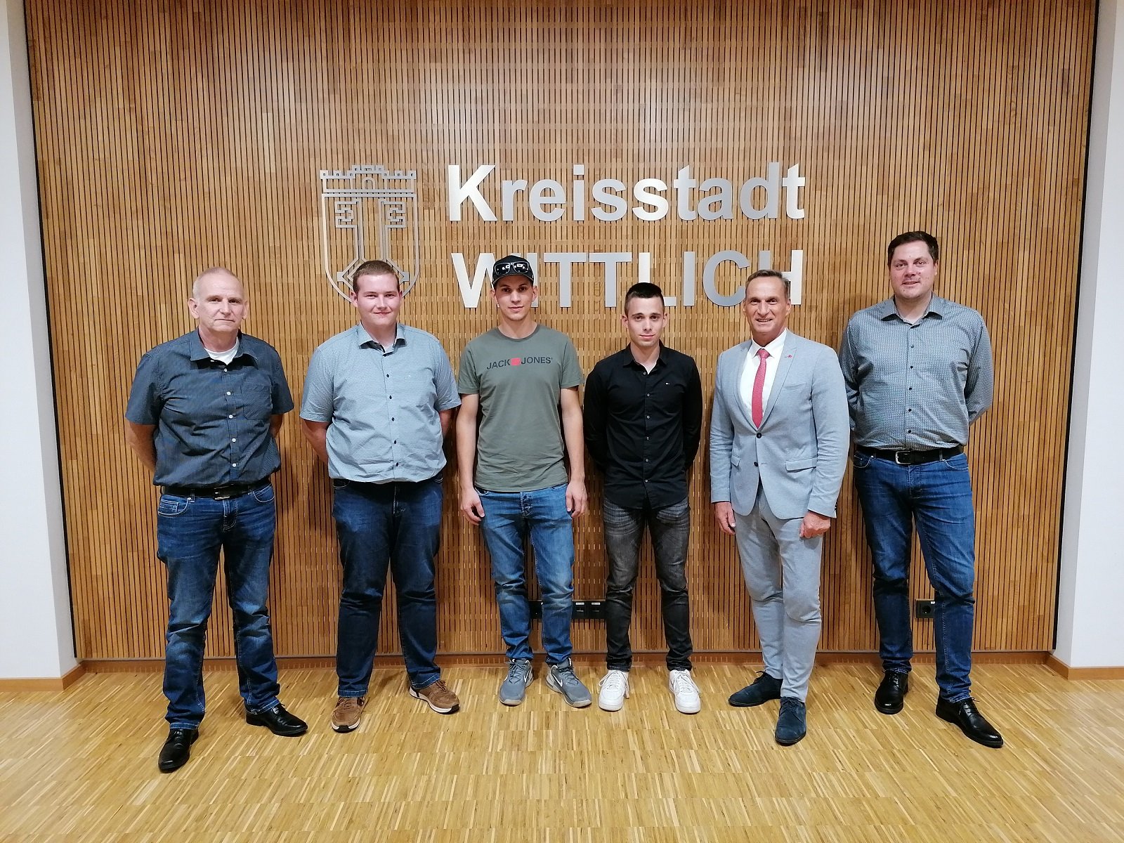 Bürgermeister Joachim Rodenkirch gratulierte den drei Auszubildenden der Stadtwerke Wittlich Florian Latz 2.v.l., Manuel Hofer 3.v.l. und Tobias Hamman 4.v.l. gemeinsam mit Personalratsmitglied Michael Latz l. und dem stellvertretenden Werkleiter Martin Kurzweil zur bestandenen Prüfung.