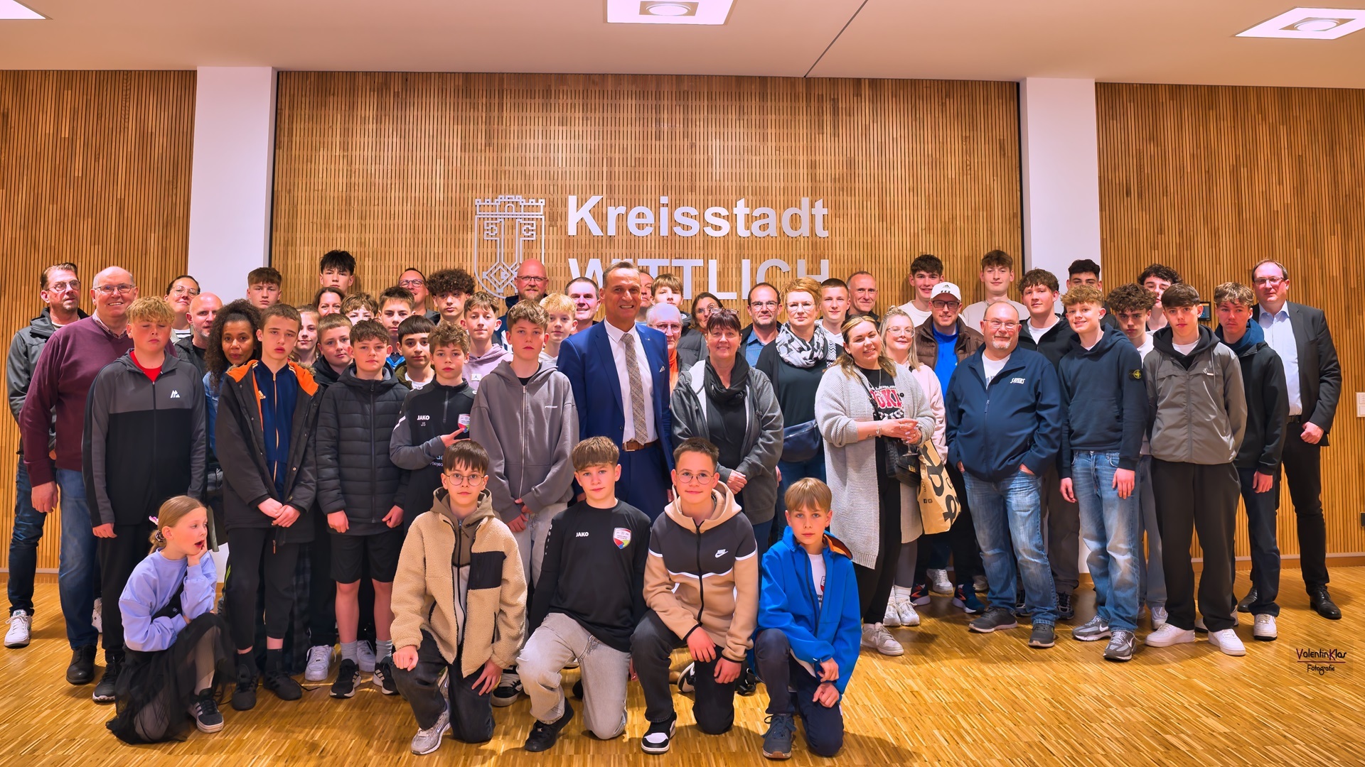 Das Foto zeigt die Teilnehmer des Austausches zwischen Wittlich und Wellingborough gemeinsam mit Bürgermeister Rodenkirch.