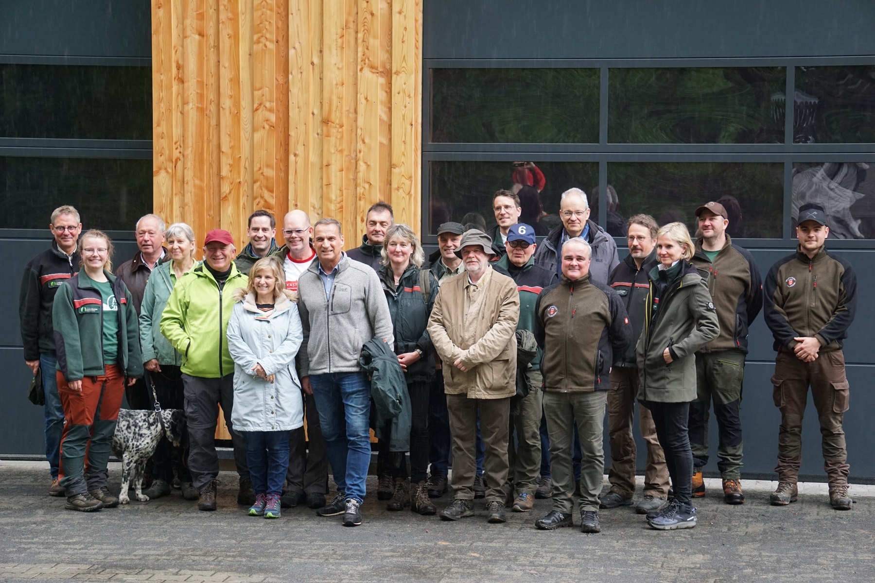 Das Foto zeigt Bürgermeister Rodenkirch mit Ministerin Katrin Eder  und weiteren Vertretern des Gemeinde- und Städtebundes.