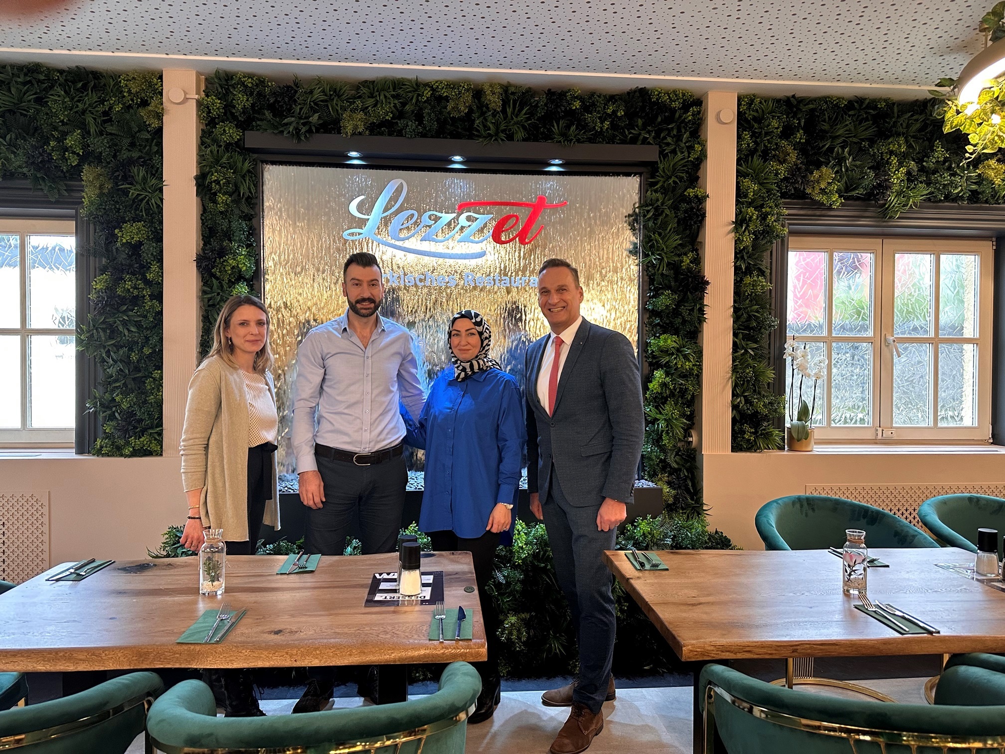 Bürgermeister Joachim Rodenkirch (rechts) gratuliert Osman und Elif Kavucuk im Beisein von Antonia Gierten (links) zur Restauranteröffnung. 