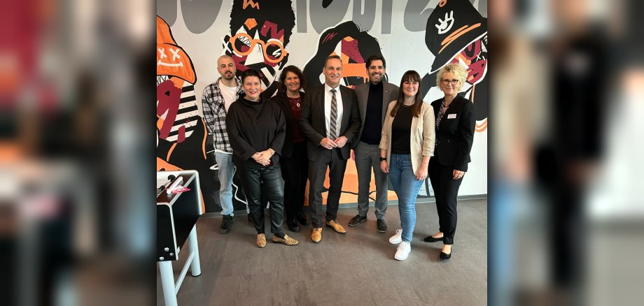 Das Foto zeigt Bürgermeister Rodenkirch mit Bildungsminister Teuber und den Verantwortlichen Mitarbeitern des WILàvie.