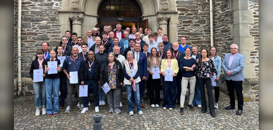 Gruppenfoto Sportlerehrung 2026 Das Foto zeigt Bürgermeister Rodenkirch mit den ausgezeichneten Sportlern.