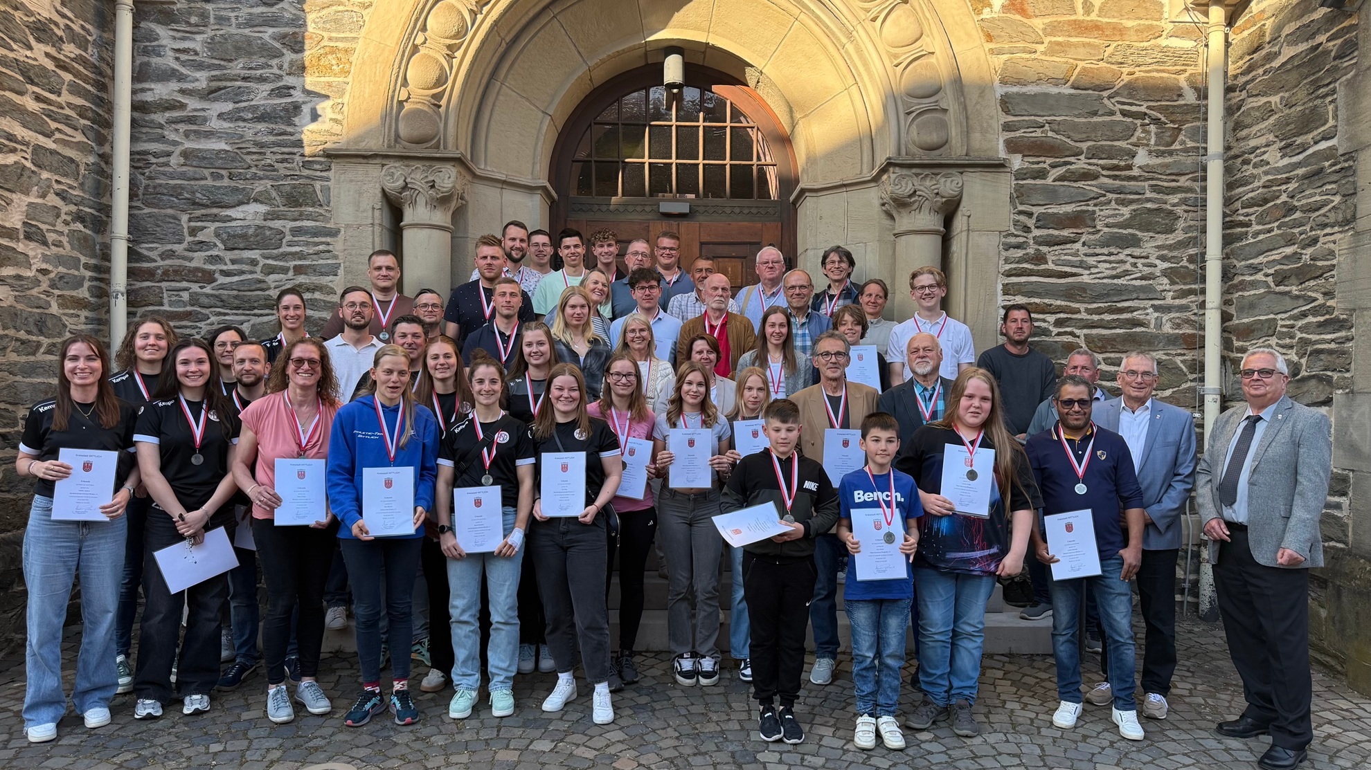 Das Foto zeigt die geehrten Sportler bei einem gemeinsamen Gruppenfoto vor der Synagoge.