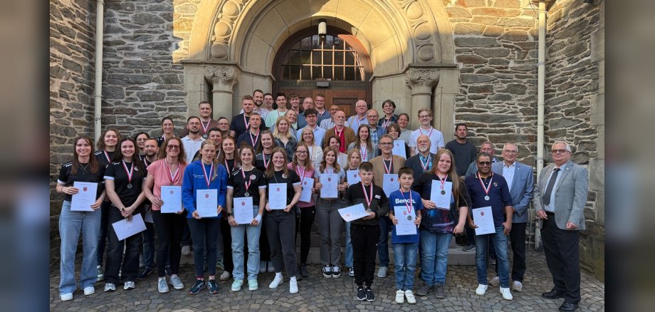 Das Foto zeigt die geehrten Sportler bei einem gemeinsamen Gruppenfoto vor der Synagoge.