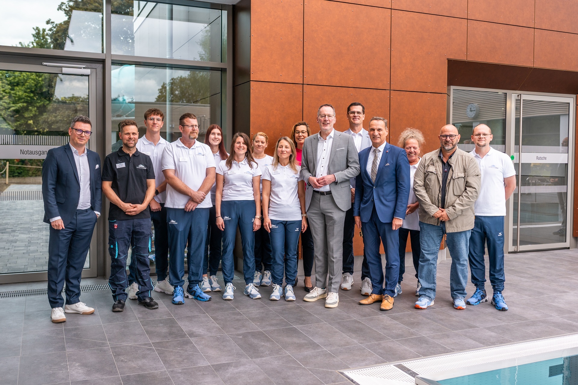 Das Foto zeigt Bürgermeister Rodenkirch mit Innenminister Ebling sowie den Mitarbeitern des Bades und den zuständigen Sachbearbeitern der Verwaltung.