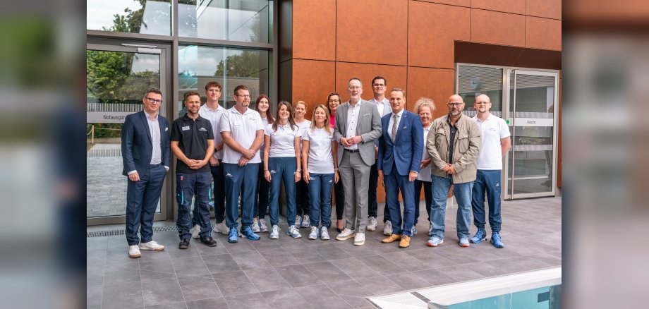 Das Foto zeigt Bürgermeister Rodenkirch mit Innenminister Ebling sowie den Mitarbeitern des Bades und den zuständigen Sachbearbeitern der Verwaltung.