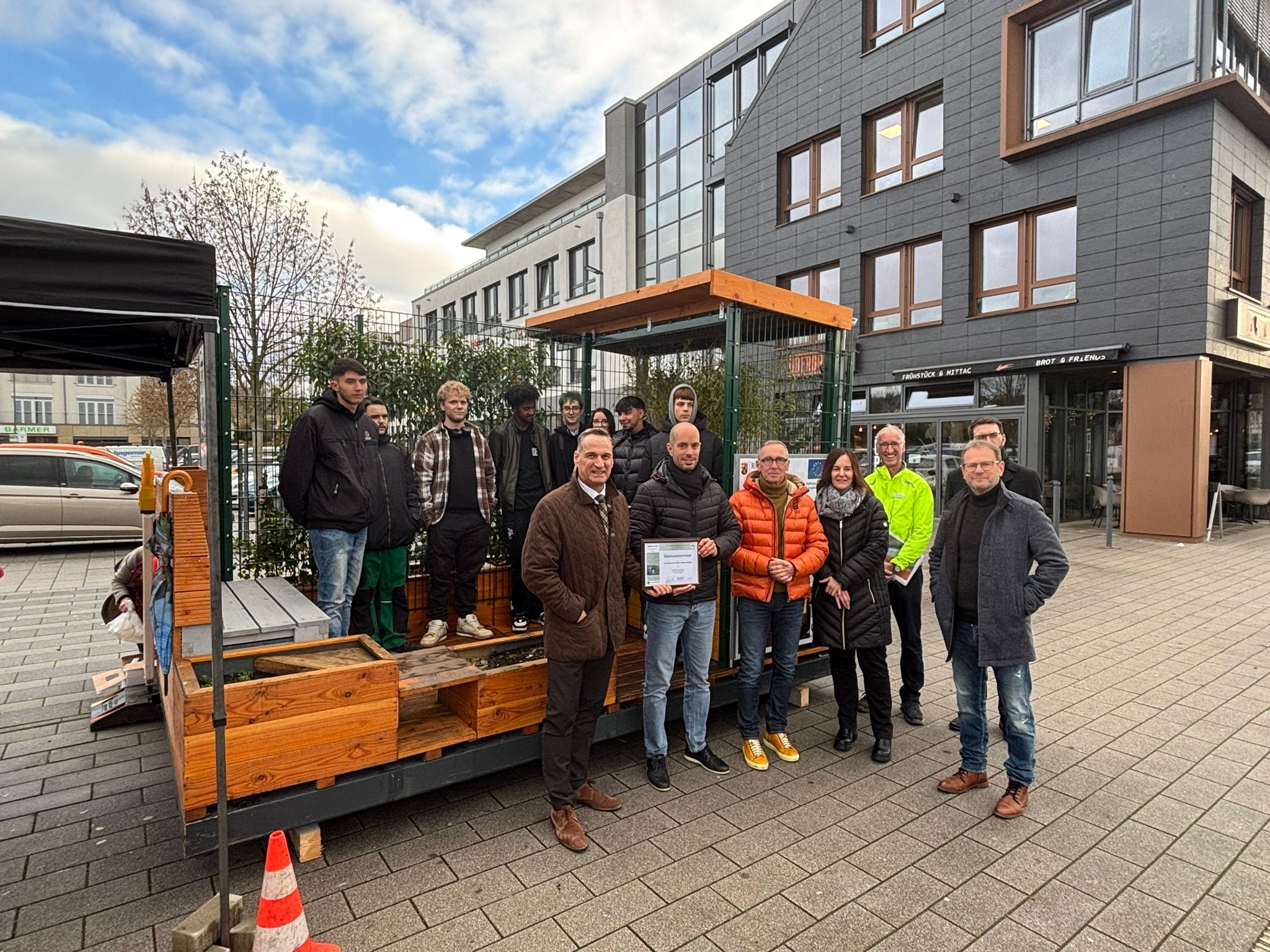 Gruppenfoto bei der Übergabe des Modularen Grünen Zimmer auf dem Vorplatz des Fürstenhofs.