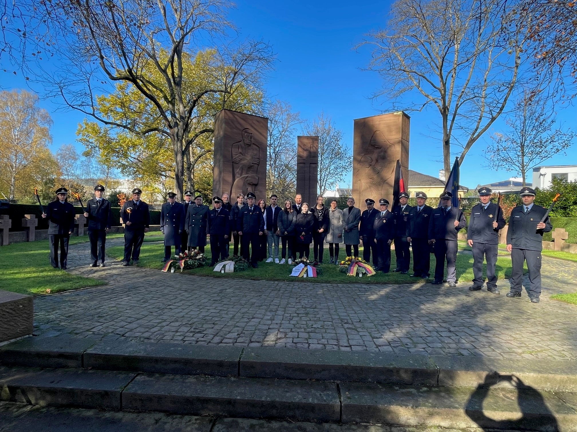 Gruppenfoto mit Schulleitung und Schüler*innen der Clara-Viebig-Realschule plus, der Feuerwehr, Vertretern der Bundeswehr und der Volksbünde sowie Kreisbeigeordneter Alex und Licht und Bürgermeister Joachim Rodenkirch 