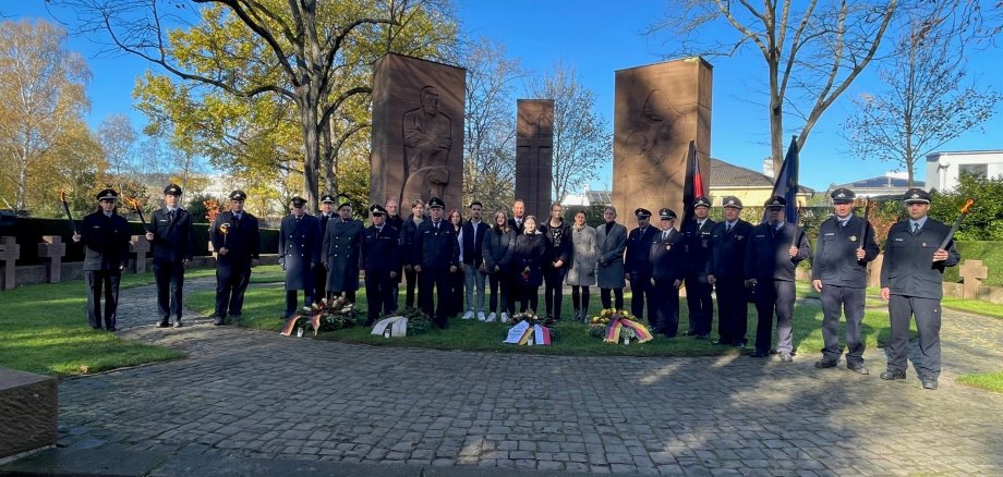 Gruppenfoto mit Schulleitung und Schüler*innen der Clara-Viebig-Realschule plus, der Feuerwehr, Vertretern der Bundeswehr und der Volksbünde sowie Kreisbeigeordneter Alex und Licht und Bürgermeister Joachim Rodenkirch 