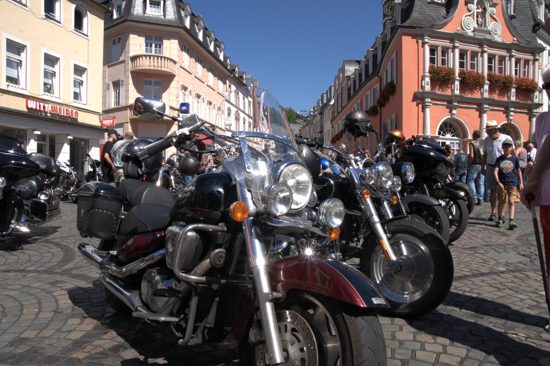 Harley-Davidson-Treffen in Wittlich Chromblitzende Harley-Davidsons auf dem Marktplatz in Wittlich
