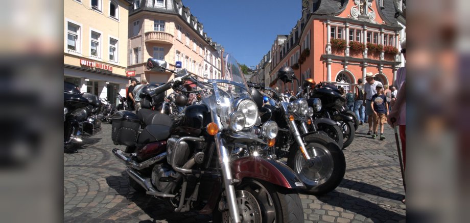 Harley-Davidson-Treffen in Wittlich Chromblitzende Harley-Davidsons auf dem Marktplatz in Wittlich