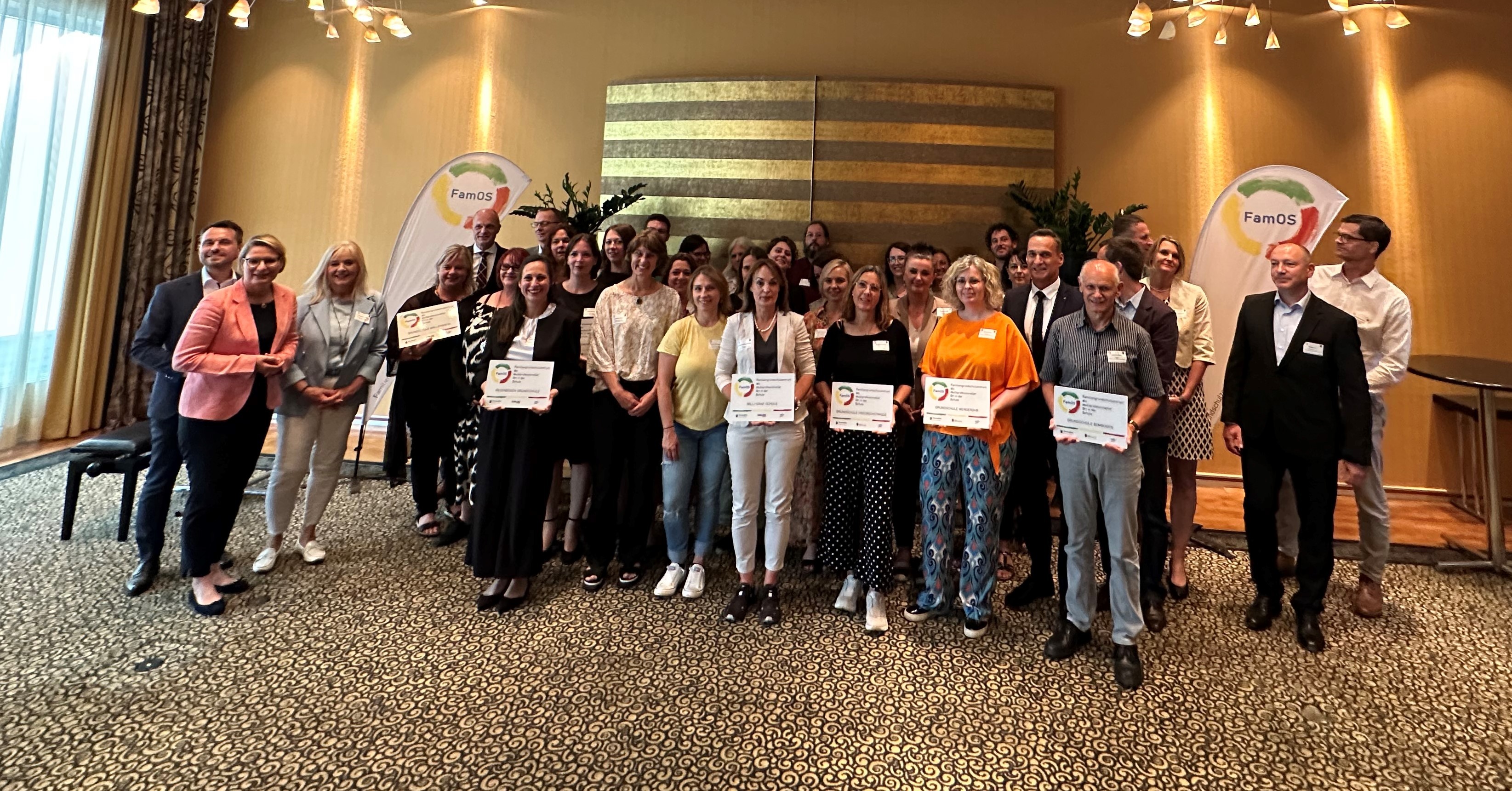 Das Foto zeigt die teilnehmenden Kommunen und Grundschulen des Projektes FamOS