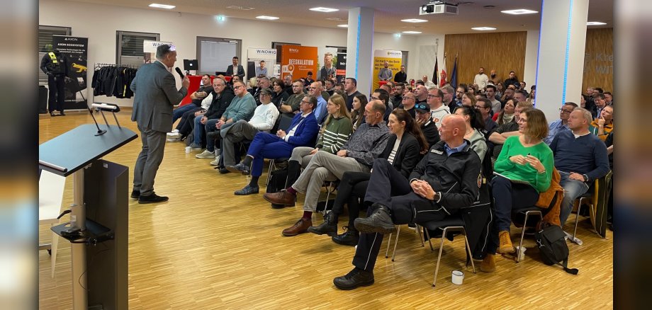 Das Foto zeigt Bürgermeister Rodenkirch bei der Begrüßung der Teilnehmer des 6. Landestreffen des kommunalen Außendienstes.