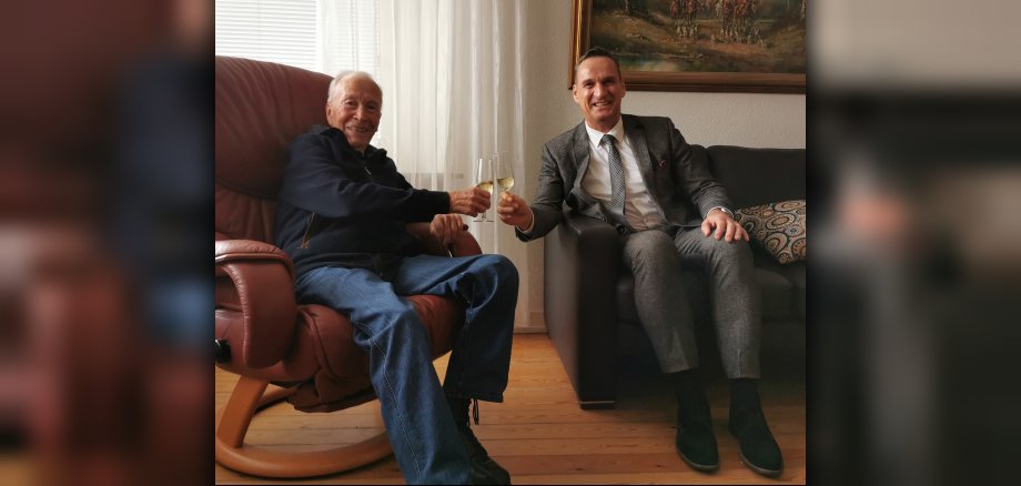 Bürgermeister Joachim Rodenkirch gratuliert dem Ehrenbürger der Stadt Wittlich Hans-Günther Heinz zum 90. Geburtstag 