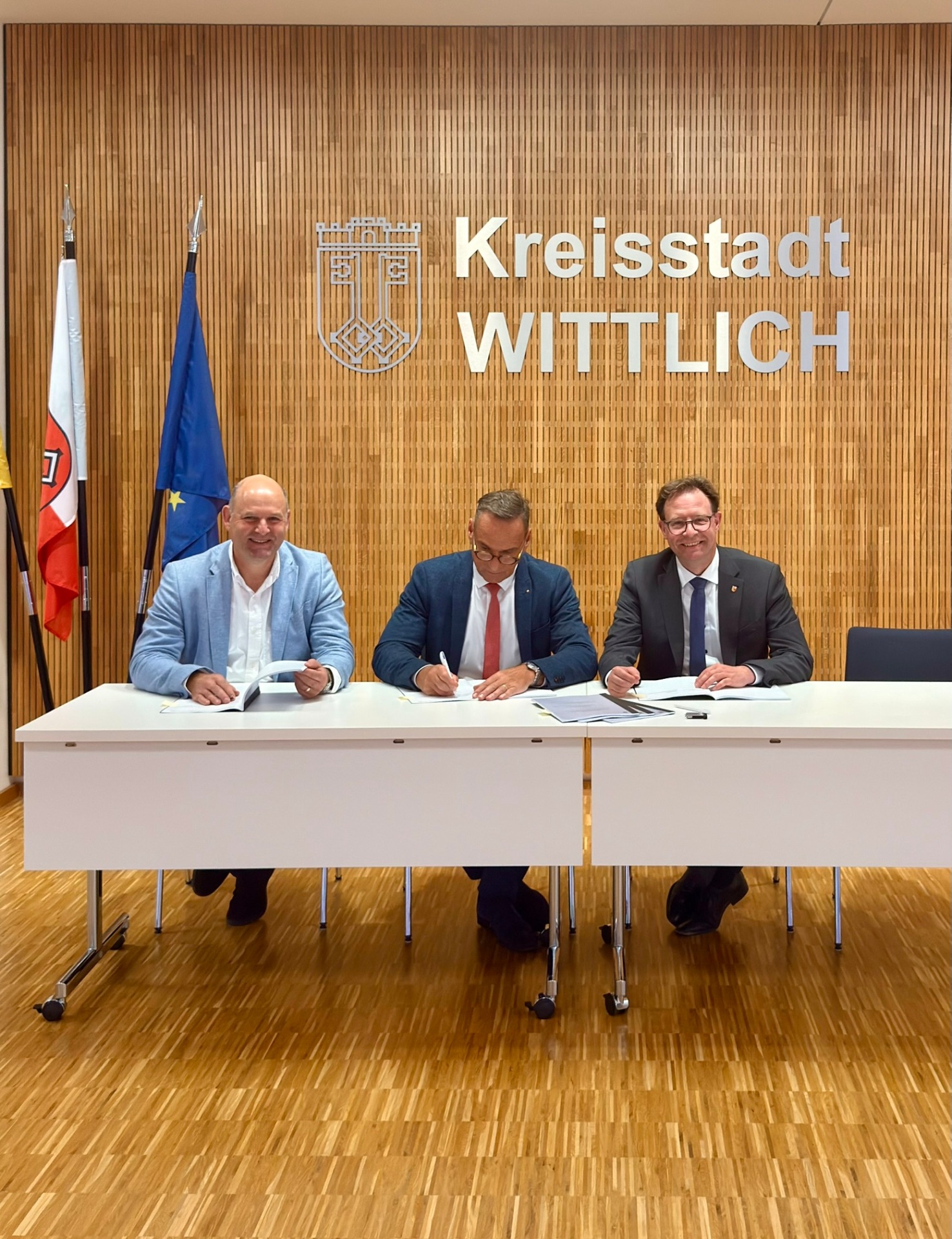 Das Bild zeigt Bürgermeister Rodenkirch mit Landrat Andreas Hackethal und Diplomingenieur Robert Ueberfeldt vom Büro FISCHER TEAMPLAN bei der Unterzeichnung des Vertrages für die Planungsleistungen zur Ertüchtigung des Hochwasserschutzes der Lieser.