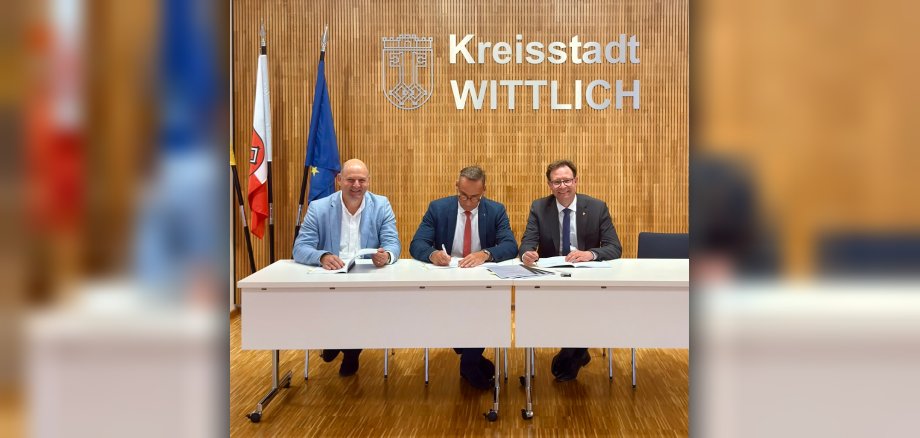 Das Bild zeigt Bürgermeister Rodenkirch mit Landrat Andreas Hackethal und Diplomingenieur Robert Ueberfeldt vom Büro FISCHER TEAMPLAN bei der Unterzeichnung des Vertrages für die Planungsleistungen zur Ertüchtigung des Hochwasserschutzes der Lieser.