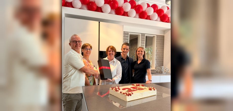 25 Jahre Küchenstudio Becker – Erfolgreiche Familientradition in Wittlich Bildunterschrift: vlnr: Michael Becker, Rosi Becker, Elfriede Meurer, Daniel Becker, Cindy Becker (Foto: Küchenstudio Becker)