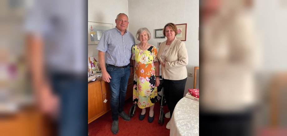 Gratulation zum 100. Geburtstag Die Erste Beigeordnete Elfriede Meurer und Ortsvorsteher Mario Wellenberg gratulieren Therese Kiesgen (Mitte) zu ihrem 100. Geburtstag
