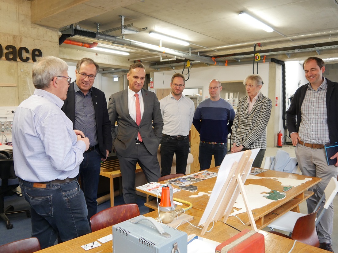 v.l.n.r.: Hans-Peter Pesch, Landrat Gregor Eibes, Bürgermeister Joachim Rodenkirch, Christian Leisch, Thomas Müller, Elke Scheid, Philipp Goßler. (Foto: Pia Wiersch)