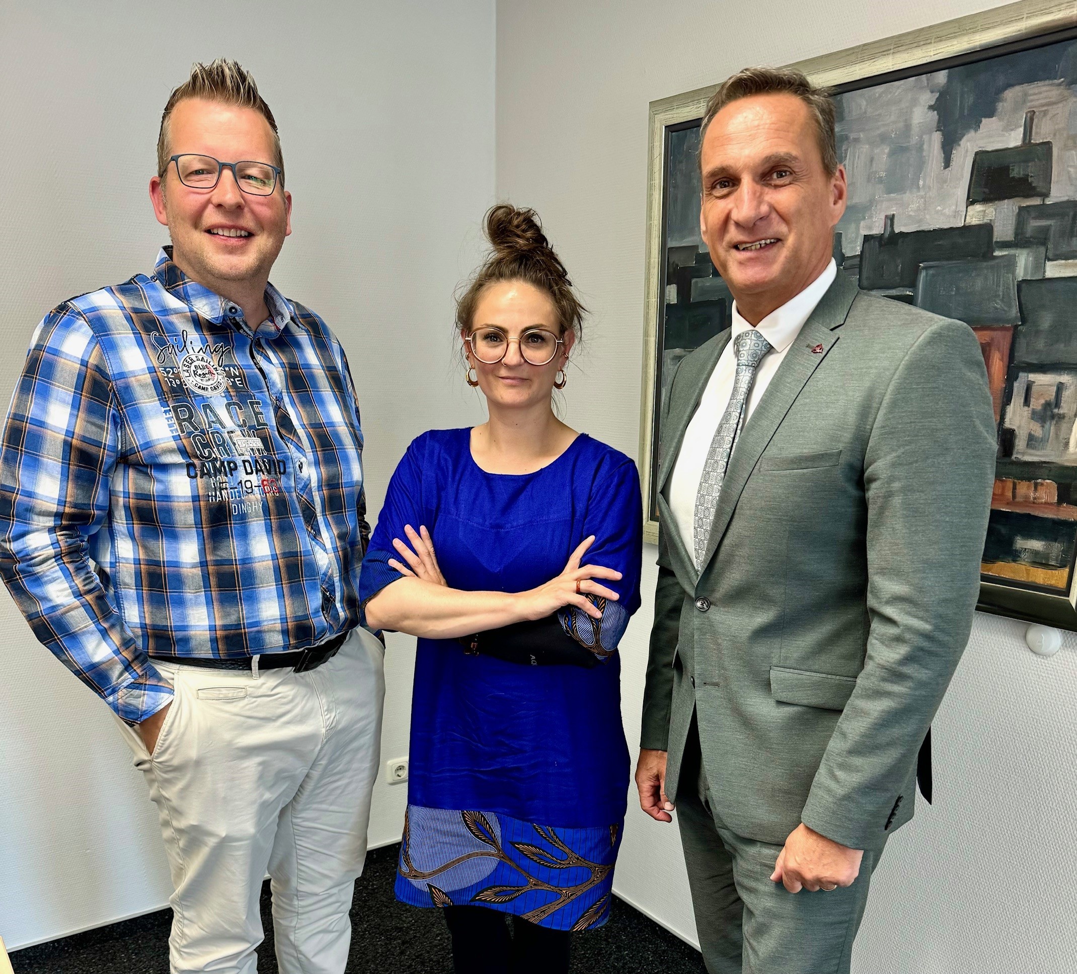 Das Foto zeigt Bürgermeister Rodenkirch mit der Leiterin des Kulturamtes Dusartz de Vigneulle und Tobias Marenberg der sich für die Kulturarbeit in der Wallfahrtskirche Klausen einsetzt.