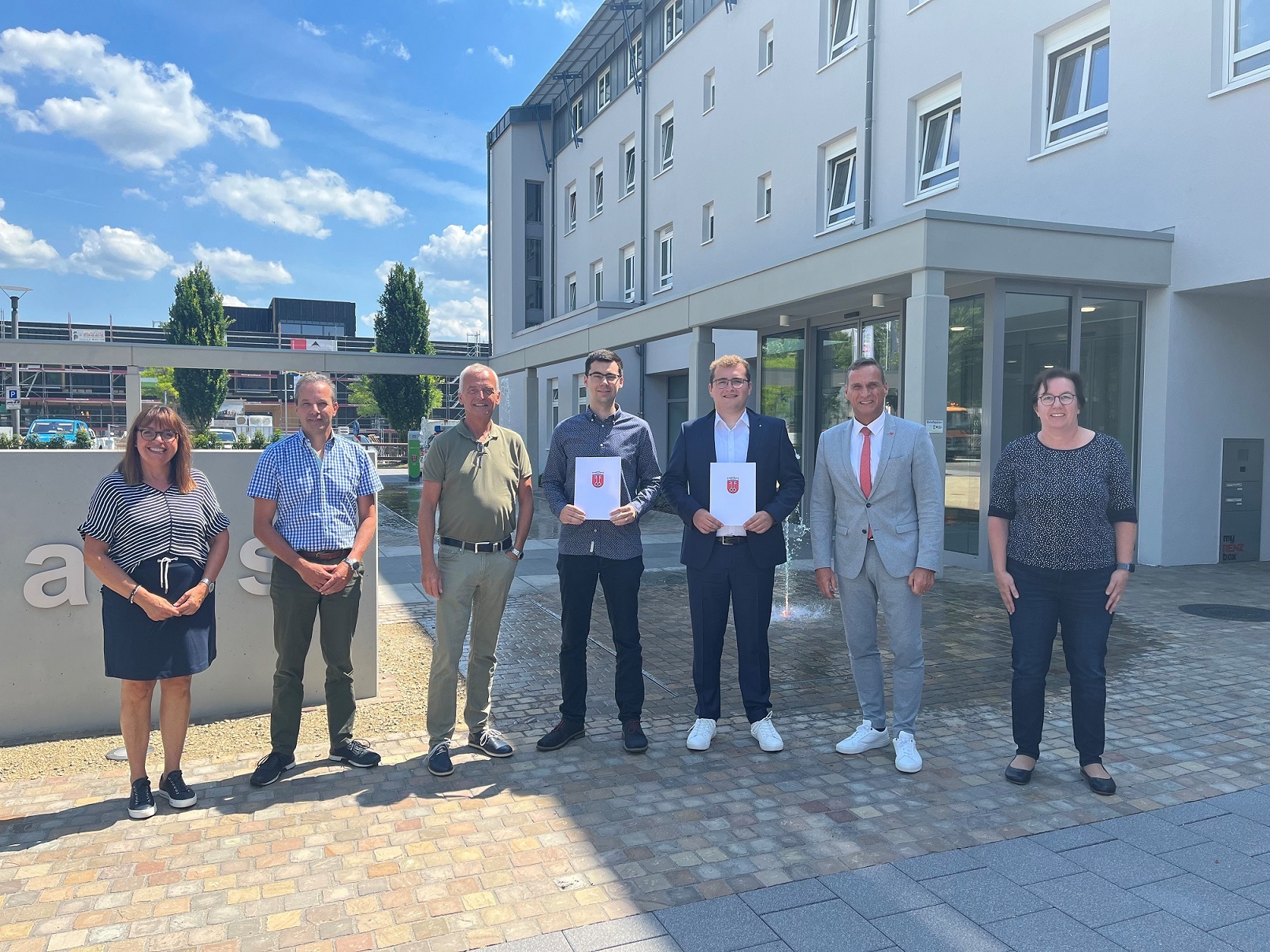 Personalratsvorsitzende Christiane Schmitz-Hayer, Personalleiter Wolfgang Lauer, Büroleiter Rainer Stöckicht, Markus Ochwat und Julian Peifer mit den Ernennungsurkunden, Bürgermeister Joachim Rodenkirch sowie die stellvertretende Fachbereichsleiterin Melanie Schlösser.