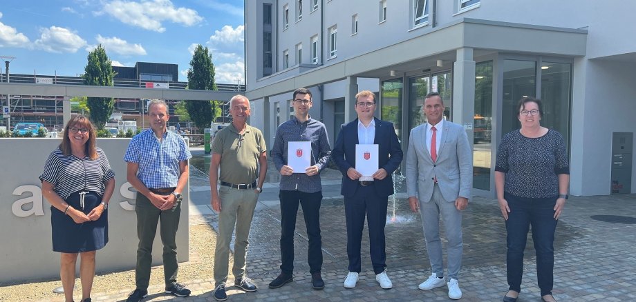 Personalratsvorsitzende Christiane Schmitz-Hayer, Personalleiter Wolfgang Lauer, Büroleiter Rainer Stöckicht, Markus Ochwat und Julian Peifer mit den Ernennungsurkunden, Bürgermeister Joachim Rodenkirch sowie die stellvertretende Fachbereichsleiterin Melanie Schlösser.