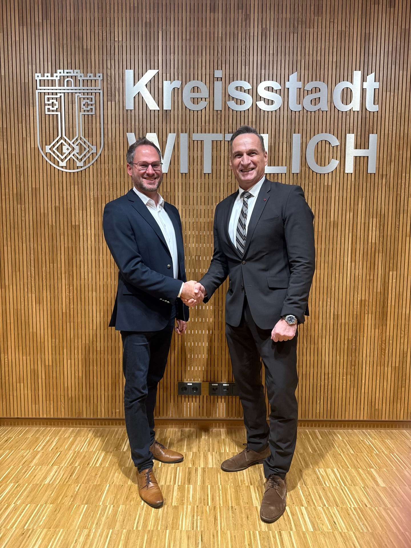 Das Foto zeigt Bürgermeister Rodenkirch mit dem neuen Büroleiter Christian Leisch.