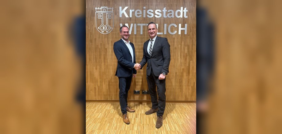 Das Foto zeigt Bürgermeister Rodenkirch mit dem neuen Büroleiter Christian Leisch.