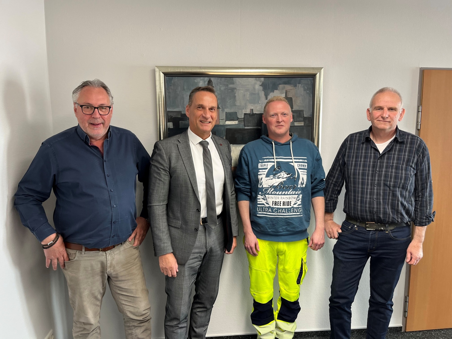 Werkleiter Lothar Schaefer (l.), Bürgermeister Joachim Rodenkirch (2.v.l.), und Personalratsmitglied Michael Latz (r.) begrüßen den neuen Mitarbeiter Thomas Schmitt